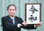 스가 요시히데(菅義偉) 일본 관방장관이 지난 1일 일본의 새 연호 ‘레이와(令和)’를 발표하고 있다. 새 연호는 5월 1일부터 사용된다. [도쿄=연합뉴스]