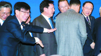 [사진] “가운데로” 한노총위원장 등 떠미는 김상조