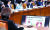 이미선 헌법재판관 후보자(왼쪽)가 10일 서울 국회에서 열린 법사위 인사청문회에서 주광덕 의원이 제시한 자신과 남편이 보유한 2001년과 2019년 자산 자료를 보고 있다. [뉴시스]