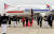 미국을 국빈방문한 당시 이명박 대통령과 김윤옥 여사가 2011년 10월 11일 오후(현지시간) 미 워싱턴 앤드루스 공군기지에 도착, 의장대 사열을 받고 있다.청와대사진기자단