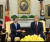 문재인 대통령이 11일 오후(현지시각) 미국 워싱턴 백악관에서 열린 한미 정상회담에 앞서 도널드 트럼프 미국 대통령과 환담을 하고 있다. 청와대사진기자단