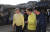 문재인 대통령(왼쪽)이 5일 오후 강원도 속초시 장사동 장천마을 산불 피해 지역을 둘러보고 있다. [청와대사진기자단]