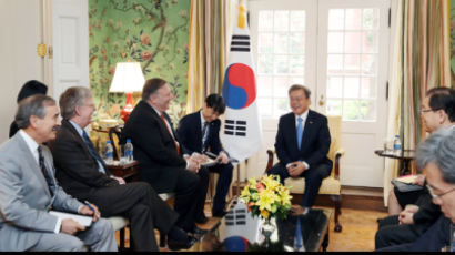 文대통령 만난 폼페이오·볼턴…“北비핵화 한국과 긴밀한 협력 지속 약속”