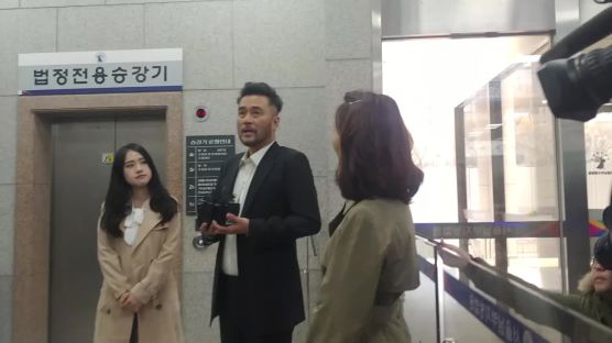 '보복운전' 혐의 최민수 첫 재판 출석...블랙박스 압수수색 요청서 제출