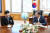 대전 글꽃중학교 2학년 조민기 군이 지난 8일 청와대에서 문재인 대통령과 대화를 나누고 있다. [사진 청와대]