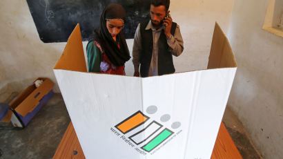 [서소문사진관]종이박스 기표소에서 그림보고 투표, 세계 최대 민주주의 선거 인도 총선 