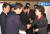 2004년 당시 박근혜 대표가 한선교 대변인(왼쪽)과 진영 대표 비서실장에게 임명장을 수여하고 있다.[중앙포토]