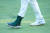 파 3 콘테스트에서 왼쪽발에 특수 신발을 신은 토니 피나우. [AFP=연합뉴스]