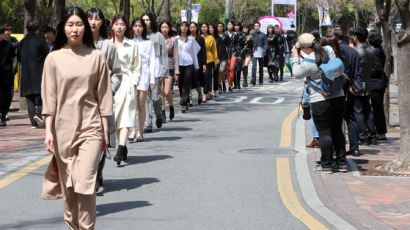 [서소문사진관]런웨이로 변신한 덕수궁 돌담길, 서울 거리 패션쇼 개막