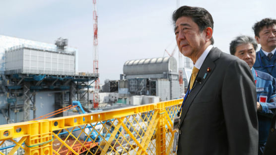 아베, 후쿠시마 원전서 '방호복' 아닌 '양복' 차림…의도는?