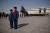 두 학생이 만수대를 참배한 뒤 김일성 김정일 동상을 배경으로 기념사진을 촬영하고 있다. [AFP=연합뉴스]