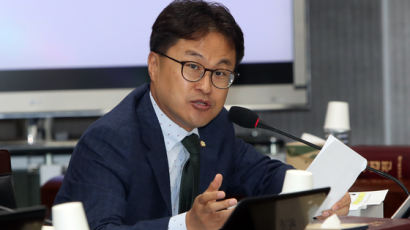'강제추행 피소' 김정우 의원 경찰 조사…"실수였다" 혐의 부인