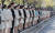 기내복을 입은 대한항공 직원들이 서울 강서구 본사 앞에서 고 조양호 회장의 운구행렬을 배웅하기 위해 도열해 있다. 우상조 기자