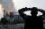 한 시민이 대성당이 불타오르는 모습을 보며 머리를 감싸고 있다. [AFP=연합뉴스]