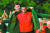 닉 팔도가 1997년 마스터스에서 메이저 첫 우승을 차지한 우즈(오른쪽)에게 그린 재킷을 입혀주고 있다. [AP=연합뉴스]
