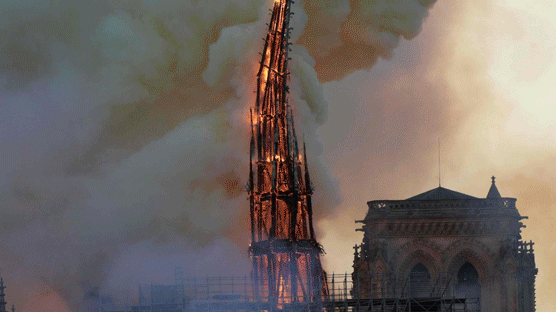 '파리의 심장'이 불탔다…노트르담 대성당 큰불