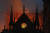 15일(현지시간) 저녁까지 불길이 잡히지 않은 노르트담 대성당이 붉게 타오르고 있다. [AP=연합뉴스]