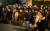파리 시민들이 무너져 내리는 파리 노르트담 대성당을 바라보며 무릎을 꿇고 기도를 하고 있다. [AFP=연합뉴스]