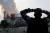 한 파리 시민이 노트르담 대성당 화재 현장을 안타깝게 바라보고 있다. [AFP=연합뉴스]