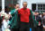 마스터스 우승자의 상징인 그린 재킷을 입는 타이거 우즈. [AFP=연합뉴스]
