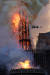 파리 노트르담 대성당의 첨탑이 불길을 견디지 못하고 무너져 내리고 있다. [AFP=연합뉴스]