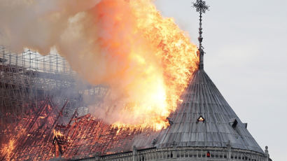 "노트르담은 프랑스의 역사" 대성당 화재에 시민들 충격