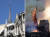 15일(현지시간) 발생한 화재로 대성당의 첨탑이 쓰러지고 있다. 오른쪽 사진은 지난 2018년 6월 26일 노트르담 대성당의 첨탑의 모습. [AFP=연합뉴스] 