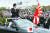 아베 신조 일본 총리가 지난해 10월 사이타마 현의 육상자위대 아사카 훈련장에서 욱일기를 들고 있는 자위대를 사열하고 있다. [AFP=연합뉴스]