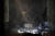 15일 화재가 발생한 프랑스 파리의 노트르담 성당의 내부. 쟂더미가 된 제단 위로 십자가가 빛나고 있다. [EPA=연합뉴스]