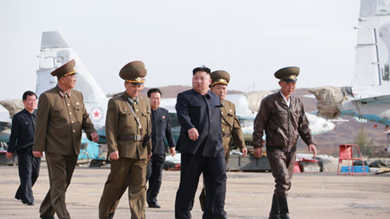 북 김정은, 불시에 비행 훈련 점검
