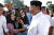 프라보워 수비안토 대인도네시아 운동당 총재가 17일(현지시간) 보고로 지역에서 투표를 마친 뒤 지지자들과 인사하고 있다. [EPA=연합뉴스] 