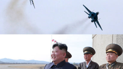 [서소문사진관]김정은, 미그-29 훈련비행 보며 흐뭇...