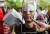 토르 복장을 한 인도네시아 유권자가 17일(현지시간) 발리에서 투표를 마친 뒤 잉크가 묻은 손가락을 펴보이고 있다. [AP=연합뉴스 ]