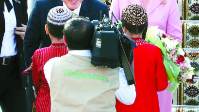 [사진] 문 대통령 투르크메니스탄 도착