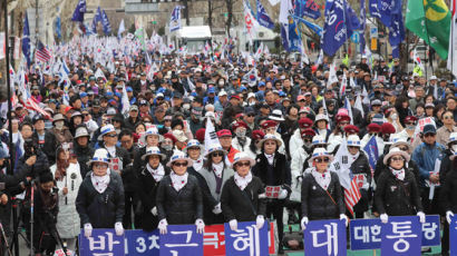 또다시 '박근혜 석방론'···황교안 "이렇게 오래 계신 분 없다"