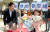 조창환 교수(왼쪽)가 명예학생증을 &#39;눈송&#39;에게 전달한 후 학생들과 기념촬영을 하고 있다. 최승식 기자