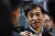 지난달 21일 이주열 한국은행 총재가 출근길에 취재진의 질문에 대답하고 있다. [뉴스1]