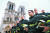 16일 프랑스 파리의 노트르담 대성당 앞에서 소방대원들이 화재 진압을 마친 뒤 크리스토프 카스타네르 내무장관과 로랑 뉘네 차관의 방문을 기다리고 있다. [EPA=연합뉴스]