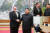 마이크 폼페이오 미국 국무장관이 지난해 10월 7일 평양에서 김정은 국무위원장과 만나 악수하고 있다. [뉴시스=도널드 트럼프 미 대통령 트위터]