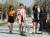 17일 오전 이예원 학생(왼쪽 둘째)이 친구들과 함께 연대 백양로를 걷고 있다. 사진촬영을 위해 눈송이 목에 명예학생증 사본을 걸었다. 최승식 기자