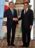 회담에 앞서 악수하는 문 대통령과 구르반굴리 베르디무하메도프 투르크메니스탄 대통령. [연합뉴스]