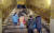 나무 덮개가 제거 되기 전의 &#39;성 계단&#39;에서 순례자들이 무릎으로 계단을 오르고 있다. [사진 유튜브 캡쳐]