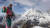 2018년 5월 카미 리타 세르파가 22번째 에베레스트 정상 도전에 앞서 보즈를 취하고 있다. 오른쪽 뽀쪽한 산이 에베레스트다.[사진 마틴 월시 페이스북]