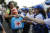 인도주의적 위기를 겪고 있는 베네수엘라에 대한 국제 인도주의 기관의 구호가 처음 시작된 16일 수도 카라카스에서 아이를 안은 한 여성이 베네수엘라 적십자사 마크가 그려진 물통과 식수정화용 소독약품을 받고 있다. [AP=연합뉴스]