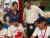 피터 마우러 ICRC 회장이 베네수엘라 인도주의적 위기 현장을 찾아 베네수엘라 적십자사 직원들과 대화를 나누고 있다. [사진 ICRC]