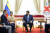 니콜라스 마두로 베네수엘라 대통령(오른쪽)이 지난 9일 국제적십자위원회(ICRC)의 피터 마우러 회장(왼쪽)을 만나 협력을 논의하고 있다. [로이터=연합뉴스] 
