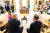 문재인 대통령이 11일 오후(현지시각) 미국 워싱턴 백악관 오벌오피스에서 도널드 트럼프 미국 대통령과 환담하고 있다. [청와대사진기자단]