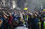&#39;노란 조끼&#39; 시위대가 지난 20일(현지시간) 프랑스 파리에서 구호를 외치고 있다. [AFP=연합뉴스]