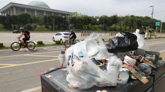 ‘쓰레기와 전쟁’ 한강공원 “규격봉투엔 ‘실명’, 규정 어긴 텐트엔 ‘과태료’”