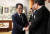 박지원 의원이 21일 서울 신촌 세브란스병원 장례식장에 마련된 김홍일 전 의원 빈소를 찾아 유족들을 위로하고 있다. 변선구 기자
